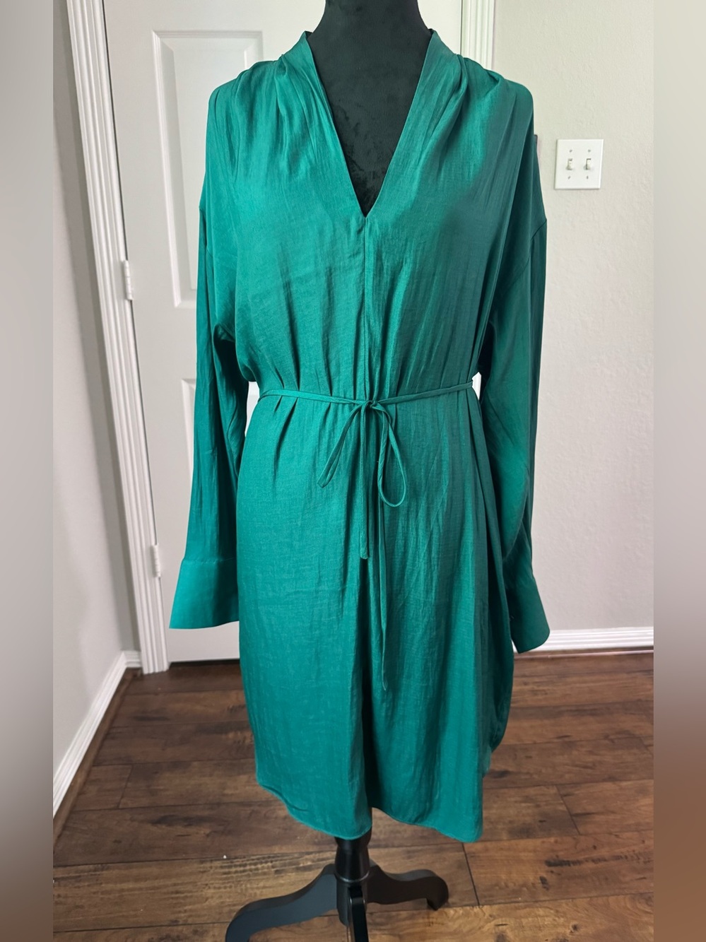 NWOT Banana Republic Emerald Green Belted V-Neck Midi Dress Long sleeve Size L - Picture 2 of 7